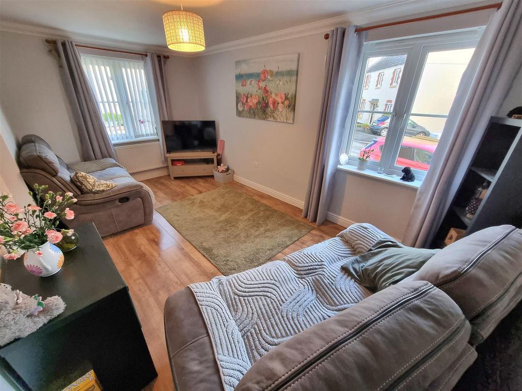 Property photo 3 of 17 Sitting Room.Jpg
