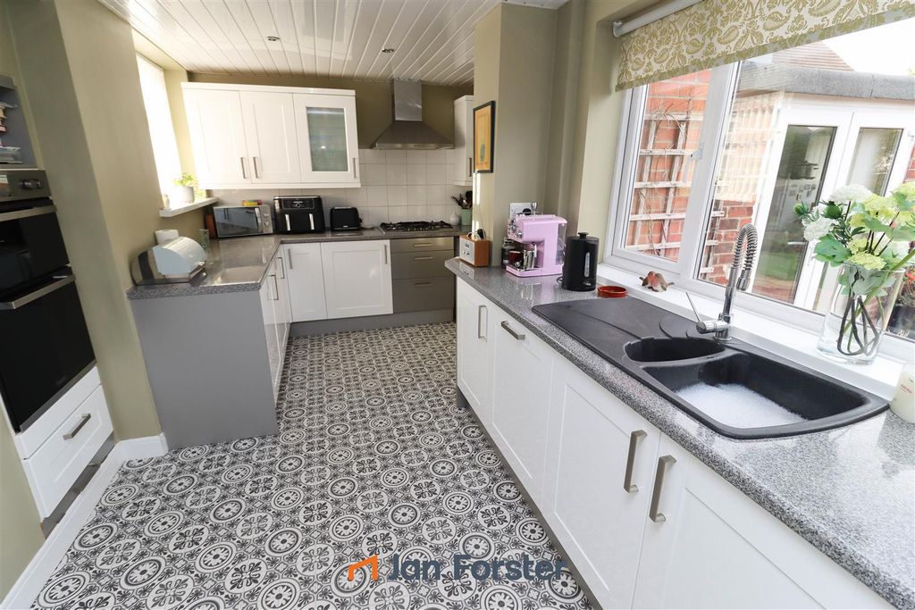 Property photo 3 of 20 Kitchen