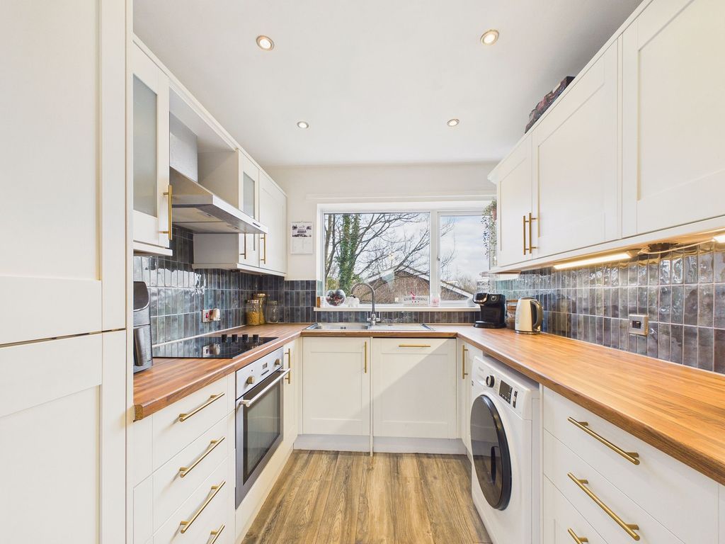 Property photo 1 of 8 Kitchen