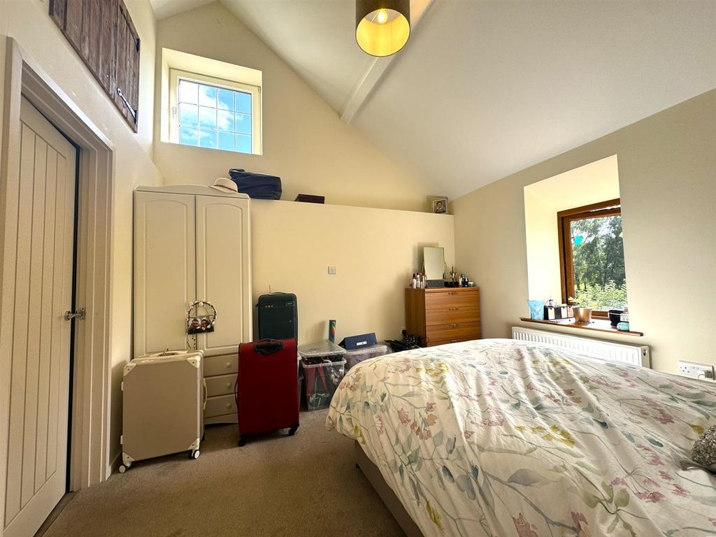Property photo 3 of 5 Bedroom.Jpeg