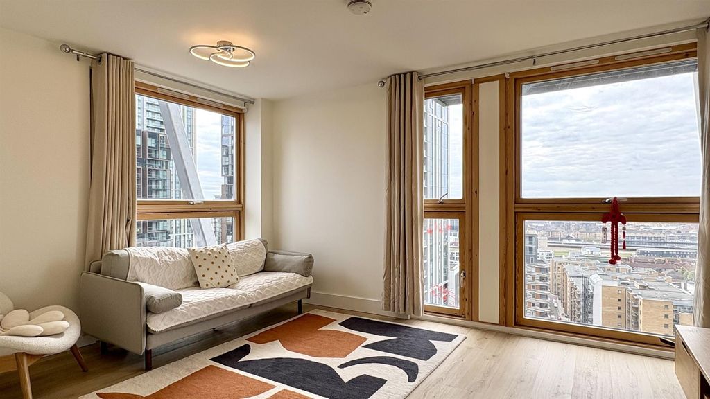 Property photo 2 of 12 Mastmaker Road London, E14 For Sale By Barrain Lon