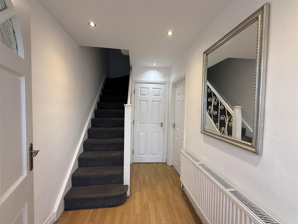 Property photo 2 of 17 Hallway