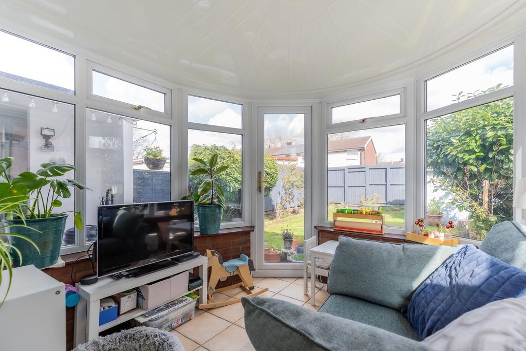 Property photo 3 of 19 Conservatory