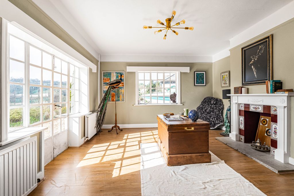 Property photo 3 of 34 Sitting Room (2)