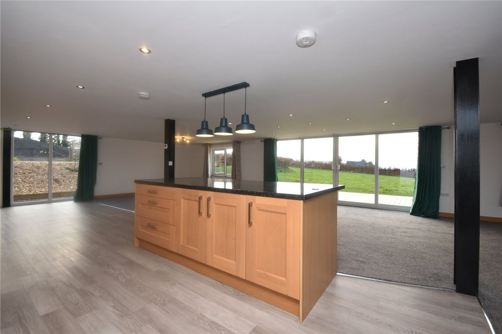 Property photo 3 of 40 Picture No. 24