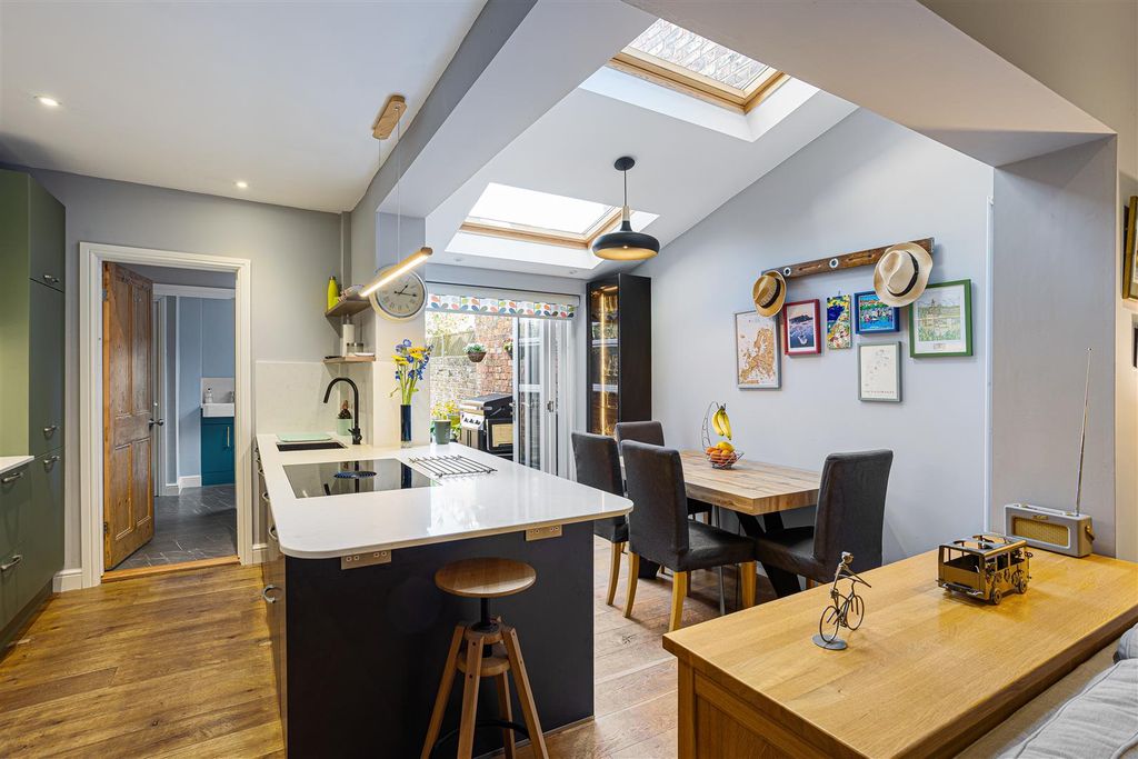 Property photo 3 of 37 34_Nunthorpe_Road_17.Jpg