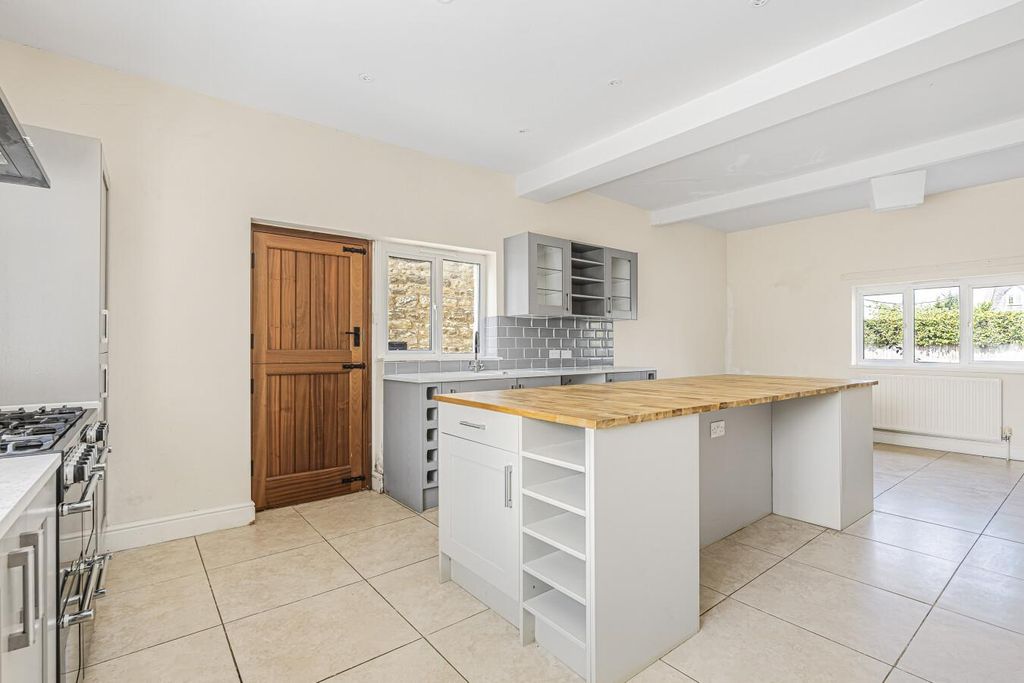 Property photo 2 of 14 The White House Kitchen New.Jpg