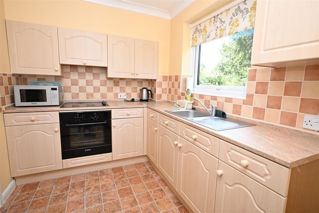 Property photo 3 of 12 Kitchen