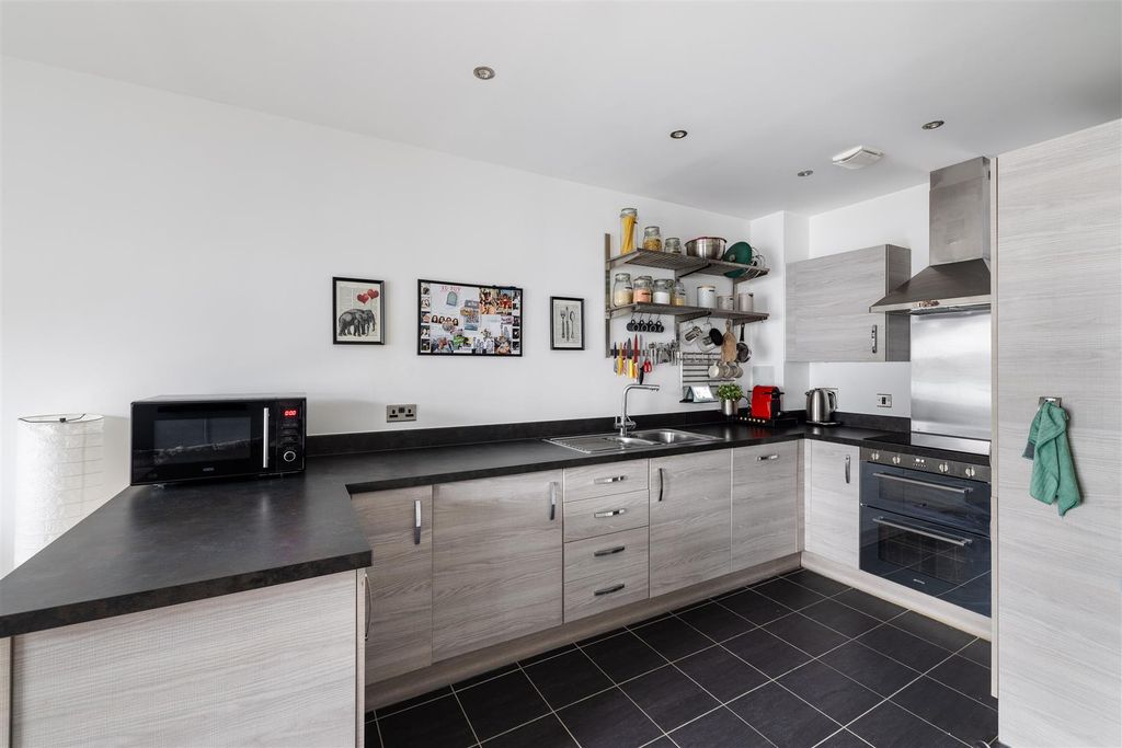 Property photo 3 of 30 Thornbury Way, E17