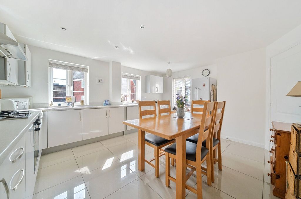 Property photo 2 of 10 Kitchen