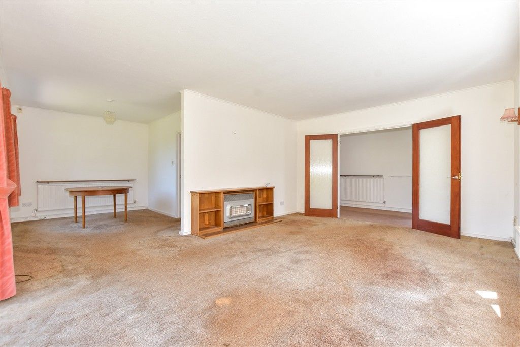 Property photo 3 of 13 Lounge