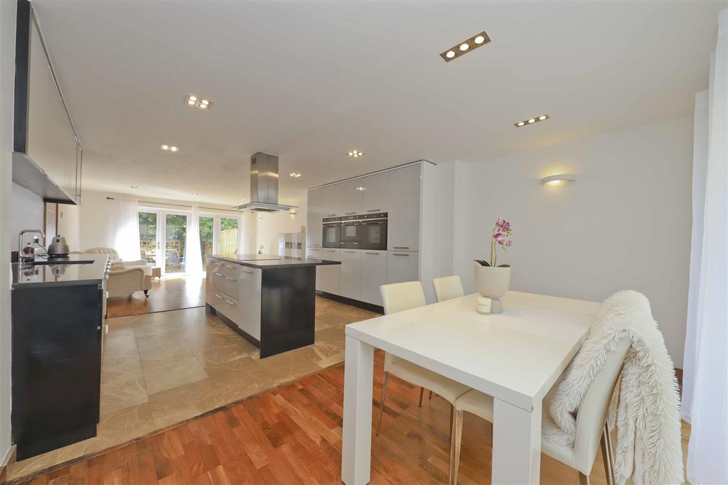 Property photo 3 of 31 Kitchen Lounge