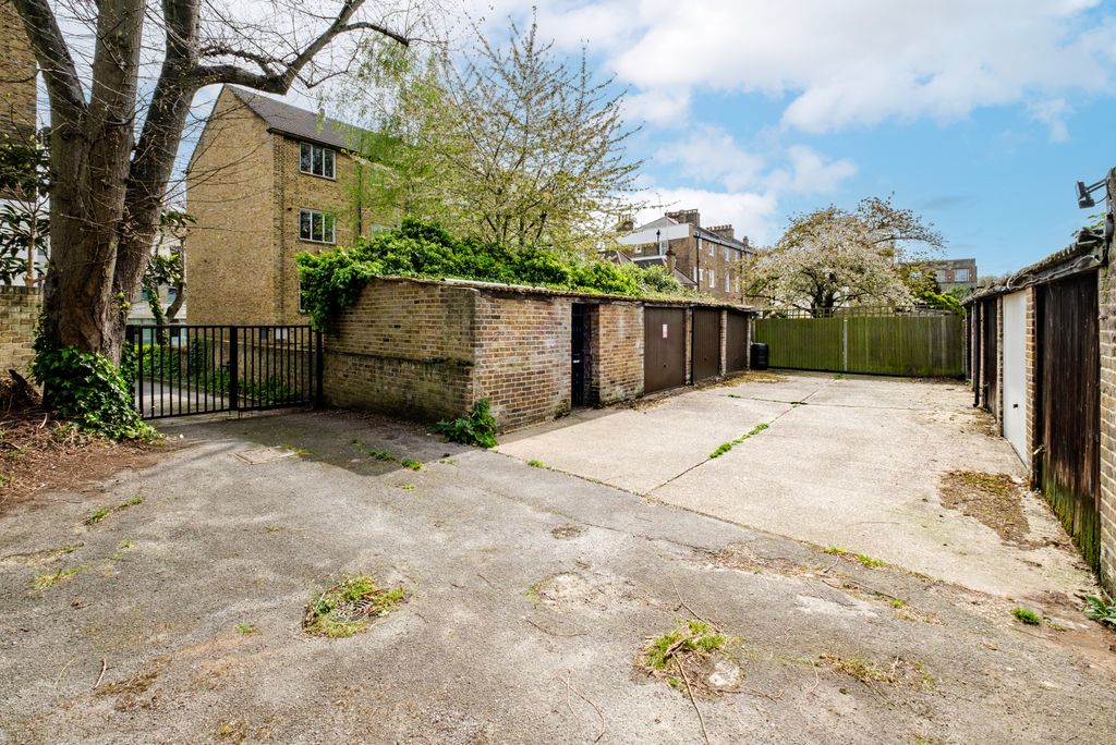 Property photo 2 of 23