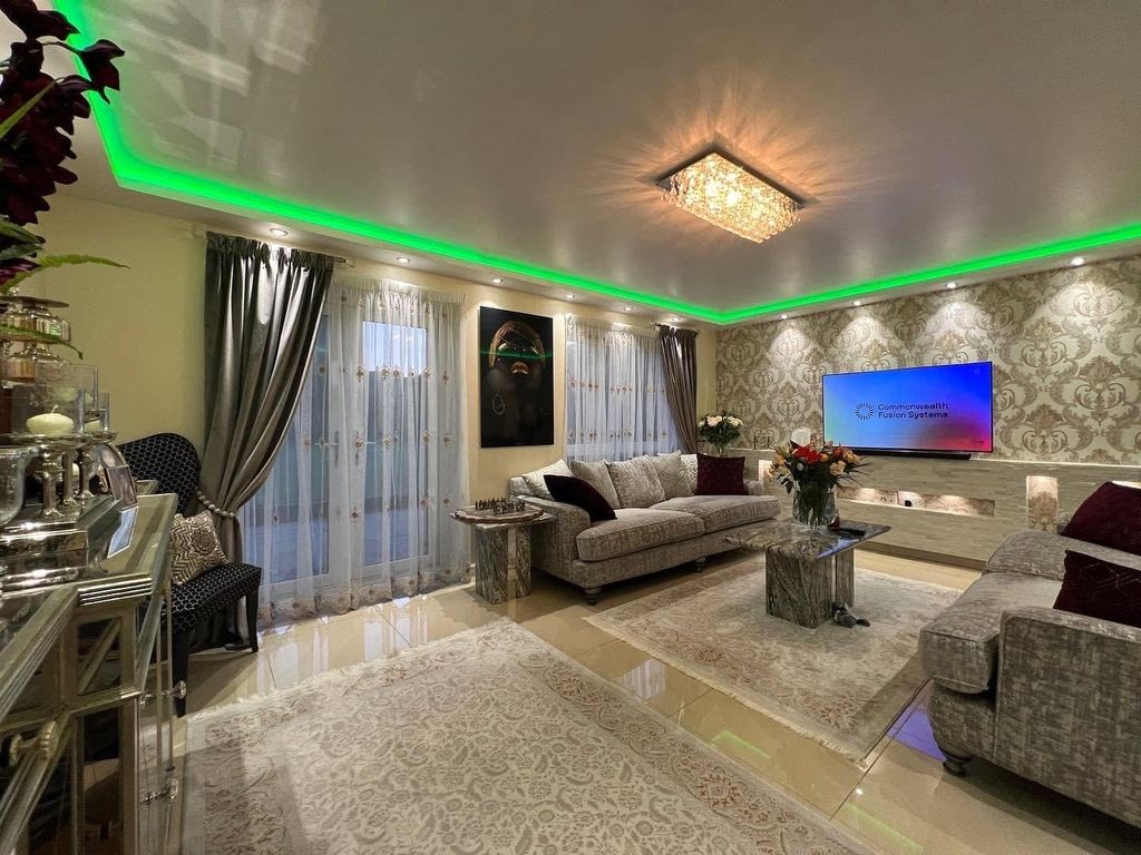 Property photo 1 of 15 Lounge