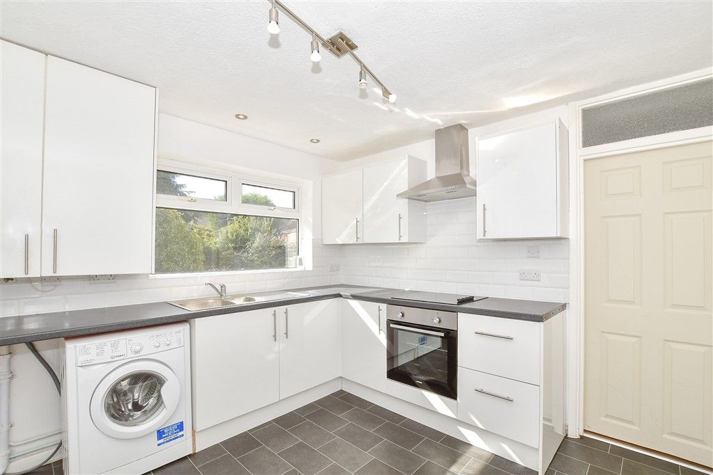 Property photo 3 of 9 Kitchen
