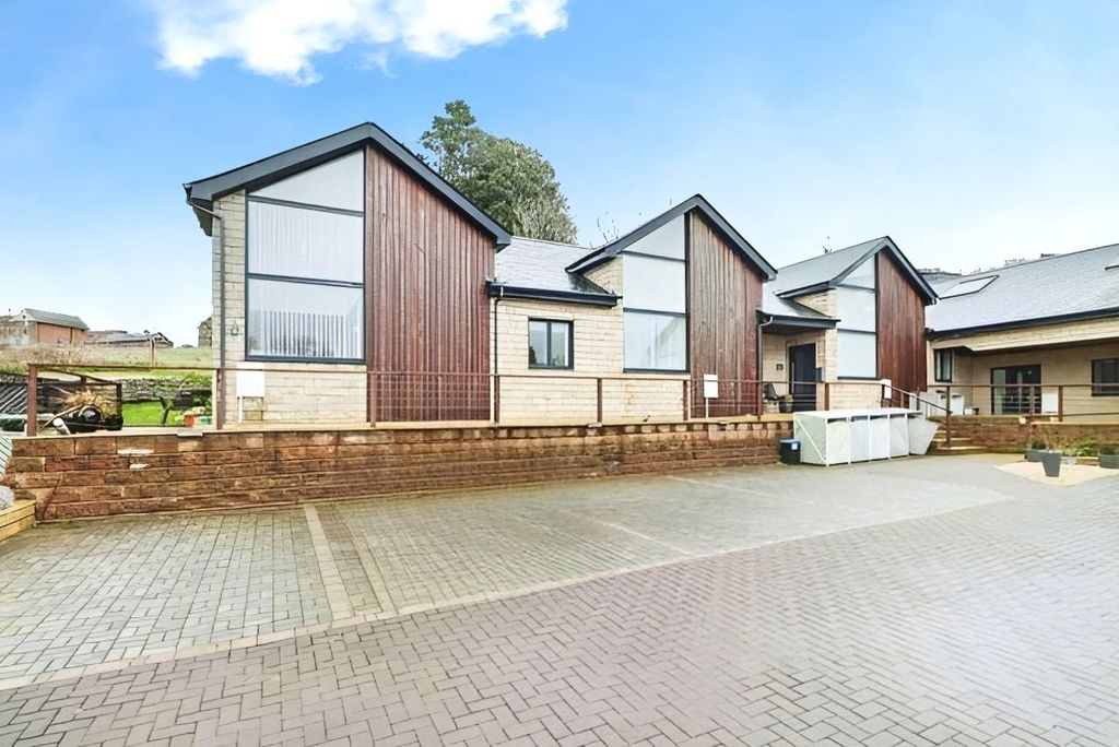 Property photo 1 of 8 External