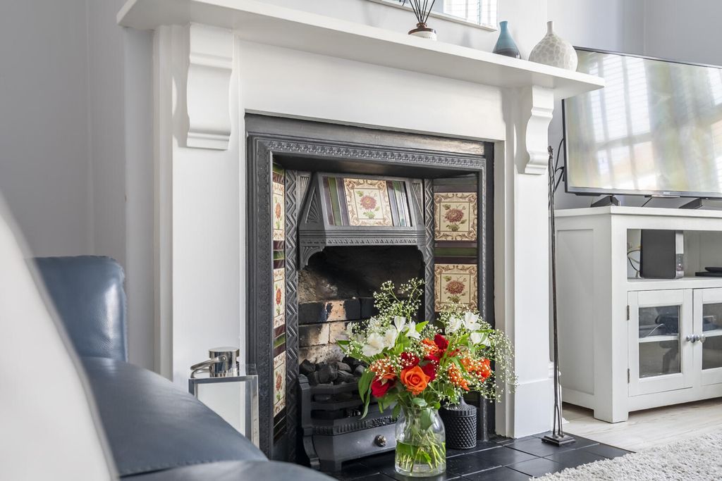 Property photo 3 of 27 Living Room