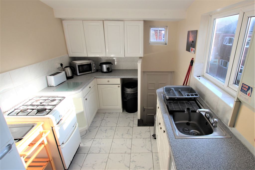Property photo 2 of 8 Student Kitchen Heaton