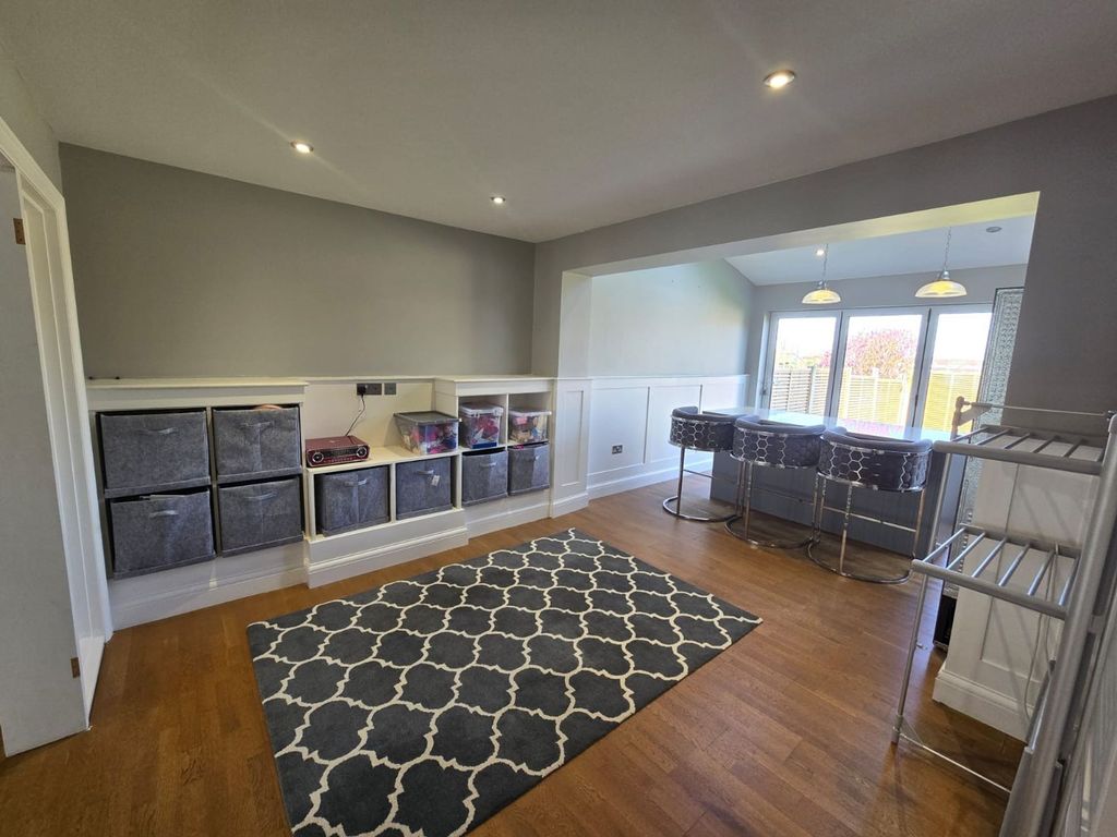 Property photo 3 of 21 Dining