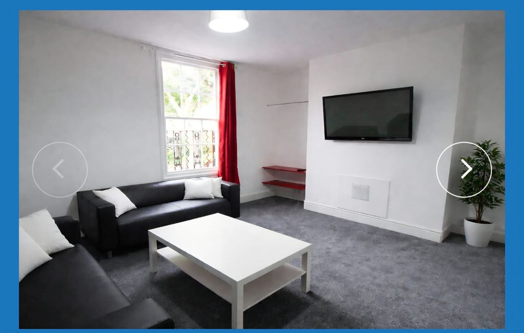 Property photo 1 of 9 Spacious Student Lounge Area