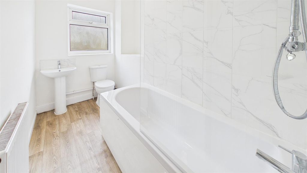 Property photo 1 of 11 Bathroom.Jpg