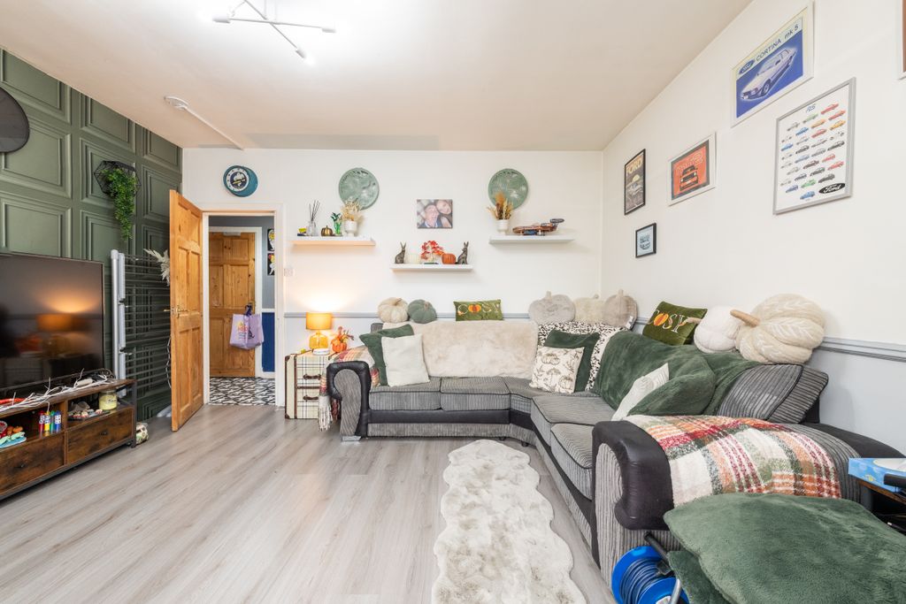 Property photo 2 of 28