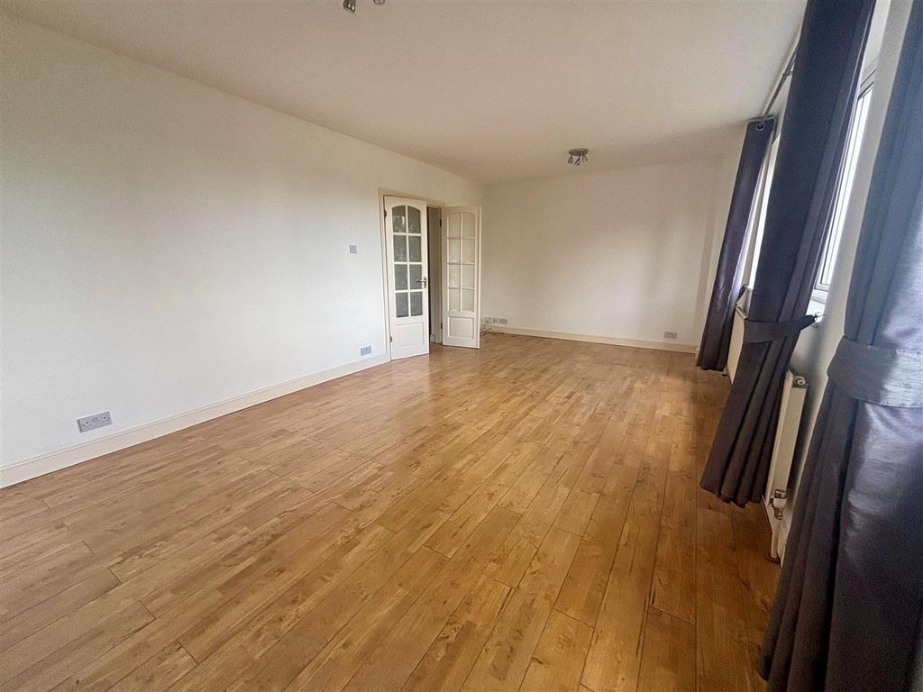 Property photo 3 of 10 Livingroom.Jpg