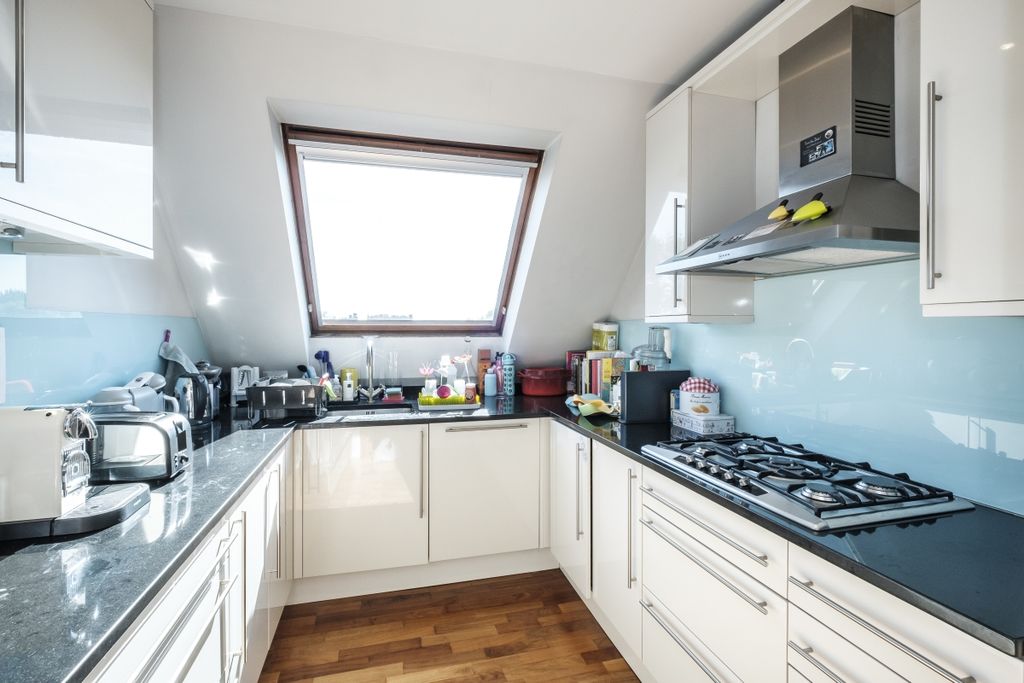 Property photo 3 of 10 Waterloo Gardens