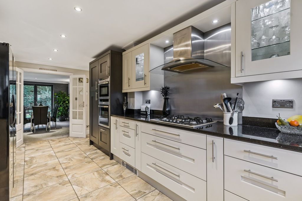 Property photo 2 of 23