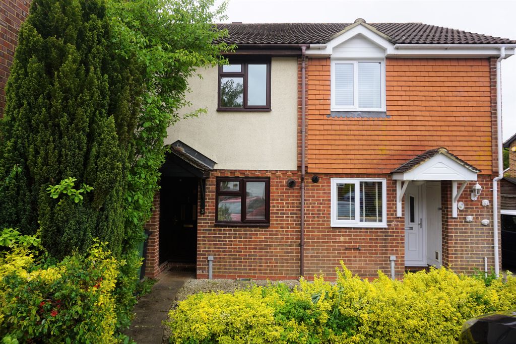 Property photo 1 of 11 Beautiful Mid-Terraced Two Bedroom House For Rent