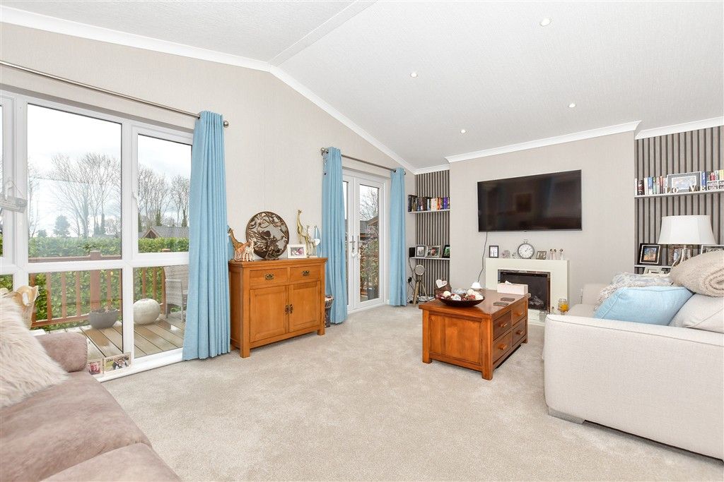 Property photo 2 of 11 Lounge