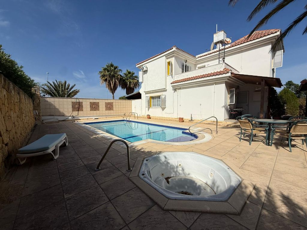 Property photo 2 of 20