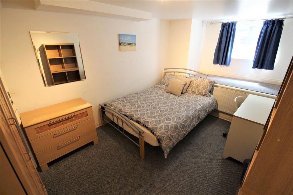 Property photo 3 of 11 Bedroom 1.Jpg