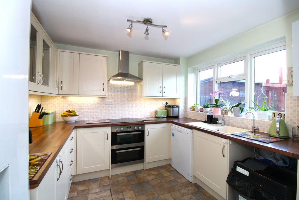 Property photo 3 of 18 Kitchen