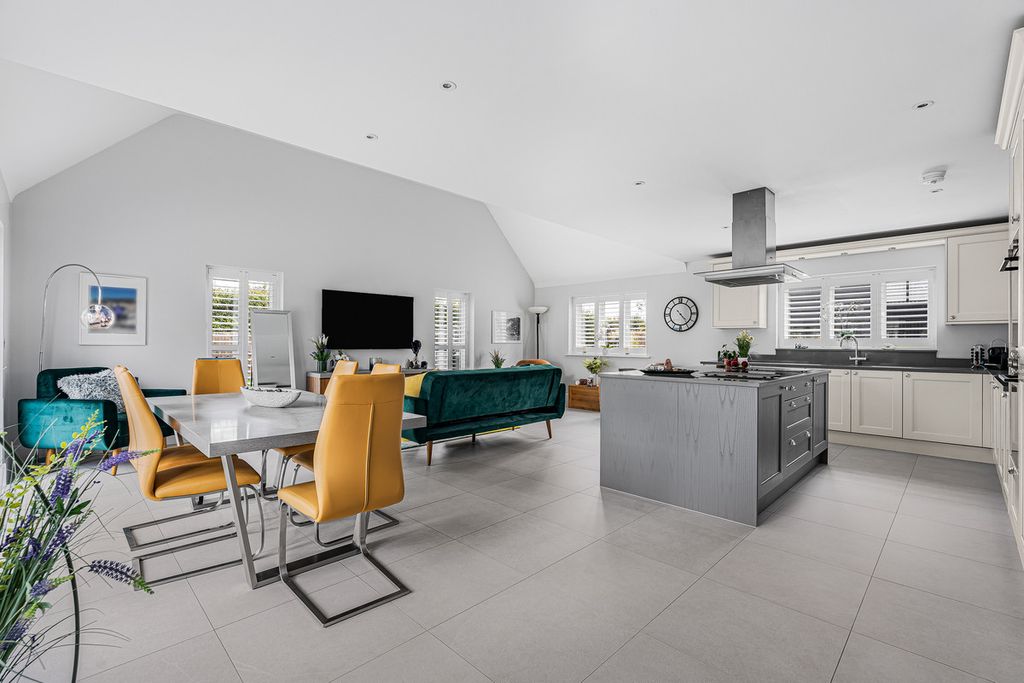 Property photo 3 of 44