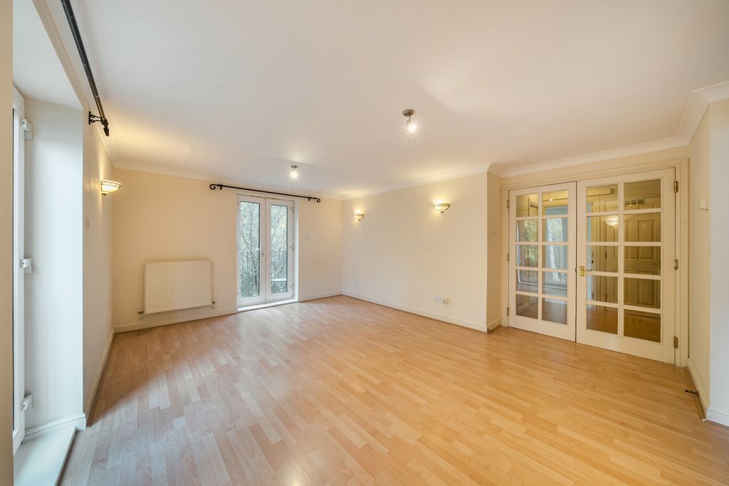 Property photo 2 of 15 1371878-18-68F89d...