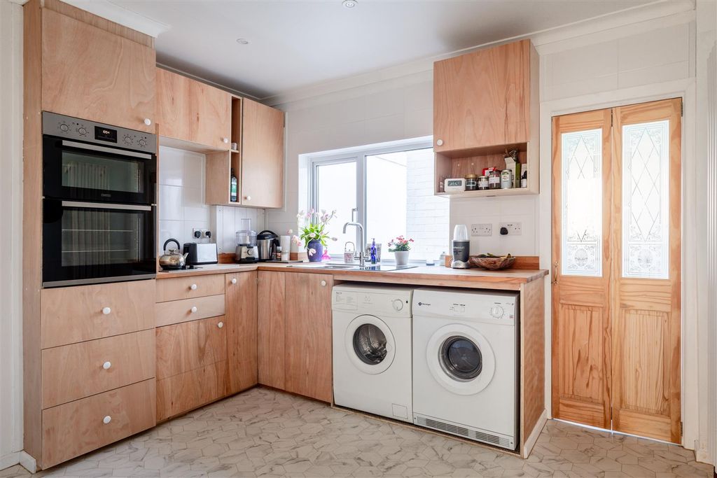 Property photo 2 of 17 Triangle Road-14.Jpg