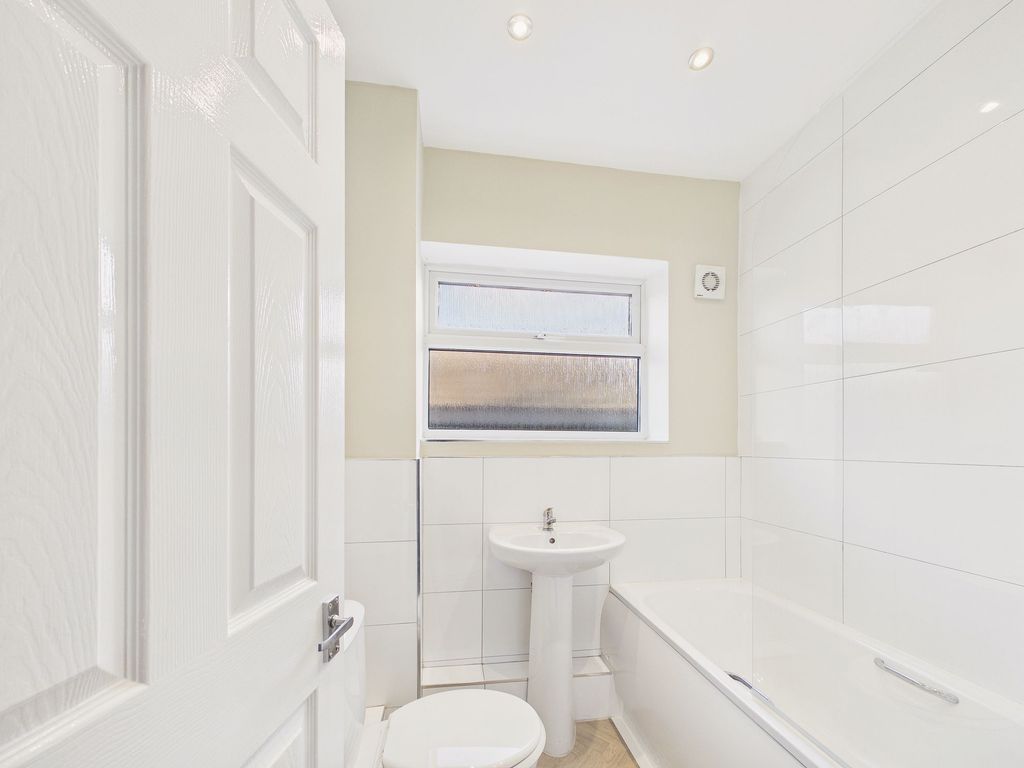 Property photo 3 of 9 Bathroom