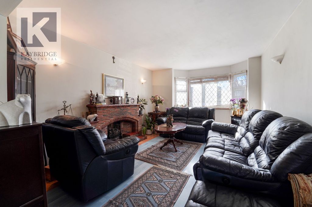 Property photo 2 of 17 Tattenham Way Kt20