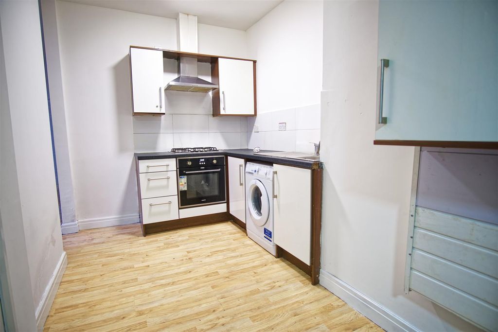 Property photo 3 of 7 Kitchen