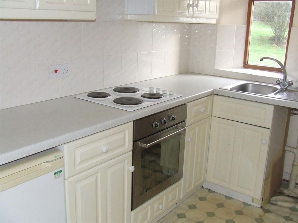 Property photo 3 of 8 Kitchen