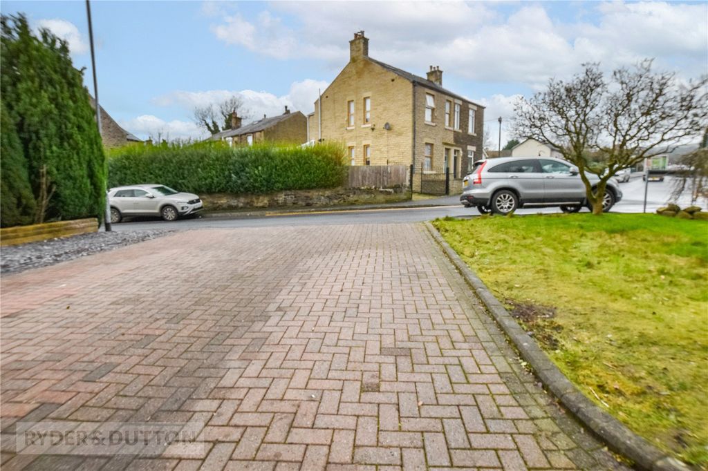 Property photo 2 of 23 Parking