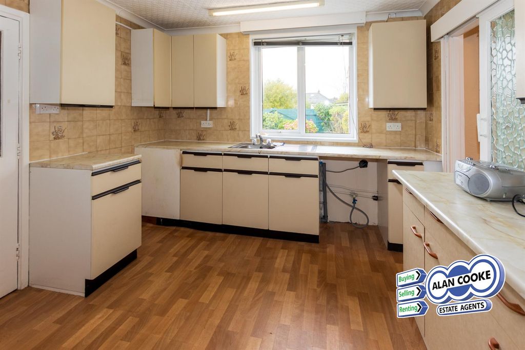 Property photo 2 of 12 Kitchen