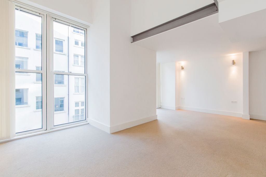 Property photo 1 of 16 212 Bld 22 Reception 1