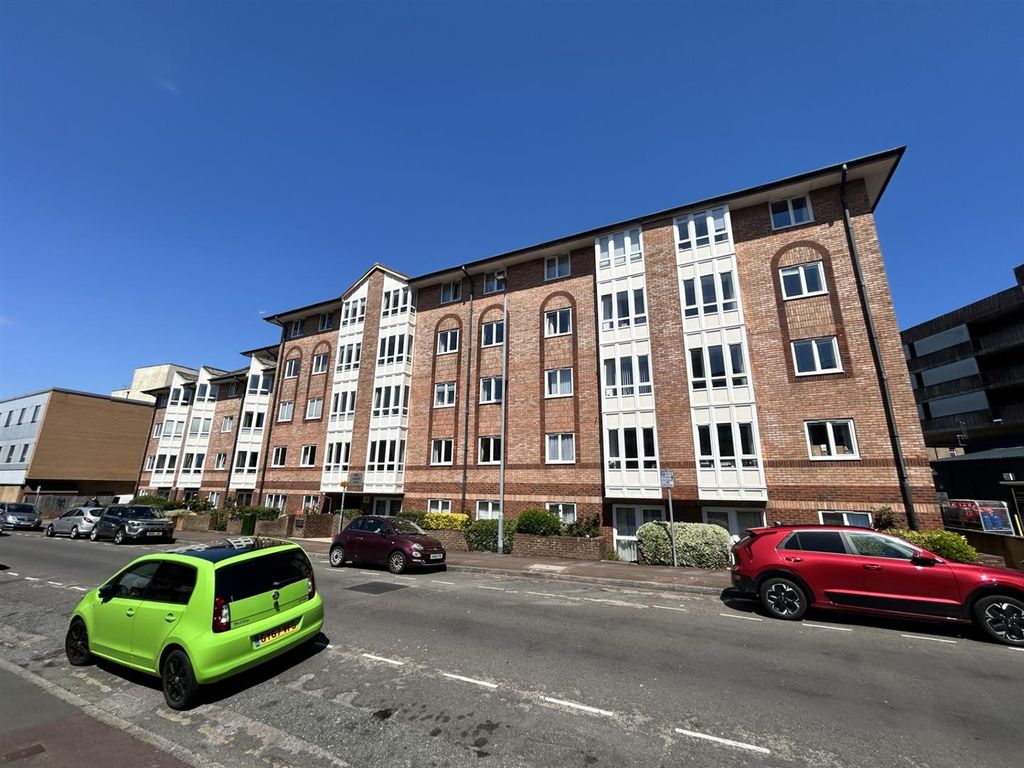 Property photo 1 of 14 01323 438506