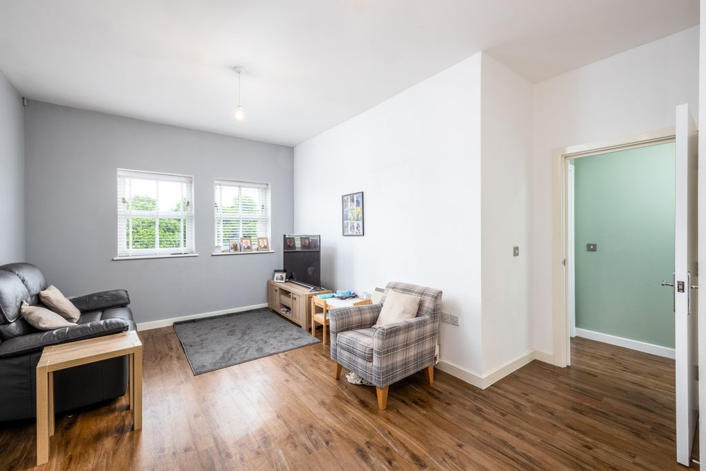 Property photo 3 of 15 27 Broka Court, Aylesbury Hp19 7Hx-12