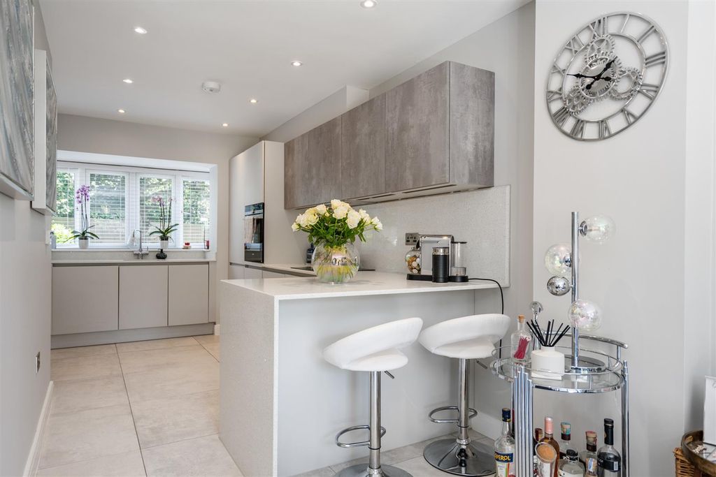 Property photo 2 of 13 4 Kingsley Gardens_4.Jpg