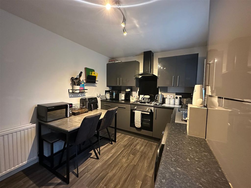 Property photo 3 of 10 Kitchen