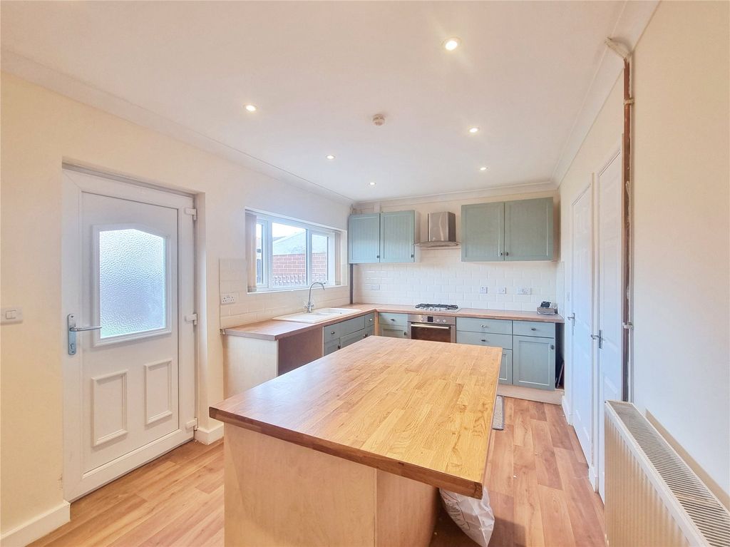 Property photo 3 of 9 Kitchen