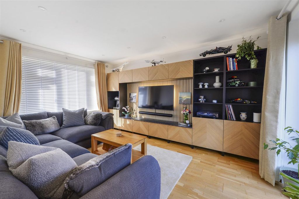 Property photo 2 of 15 03